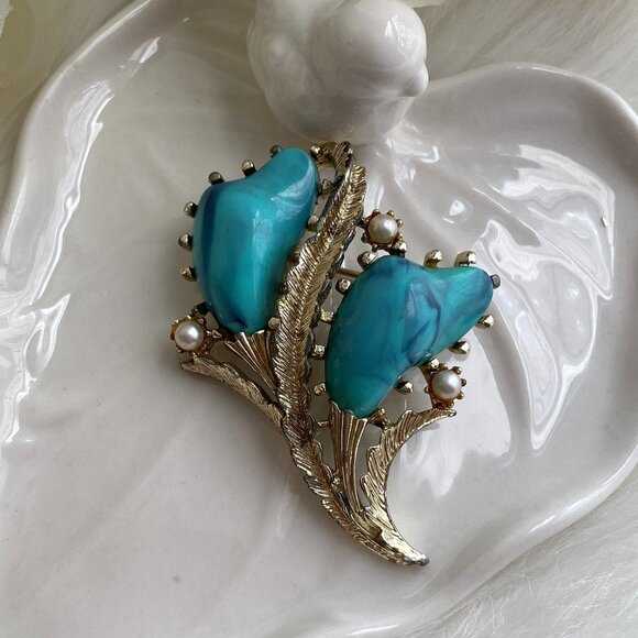 CORO PEGASUS FAUX TURQUOISE & PEARL BROOCH - Picture 1 of 6